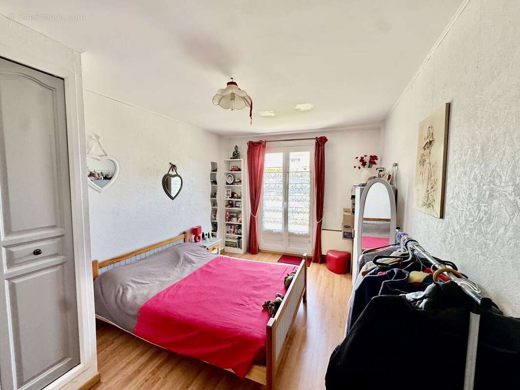 Maison à SAINTE-FOY-DE-PEYROLIERES