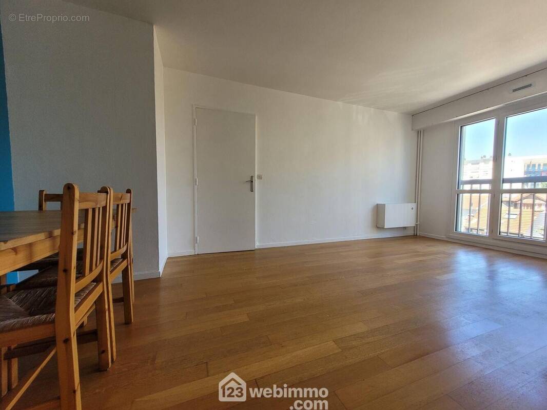 Séjour lumineux avec parquet collé (bois massif) et baie vitrée - Appartement à MONTROUGE