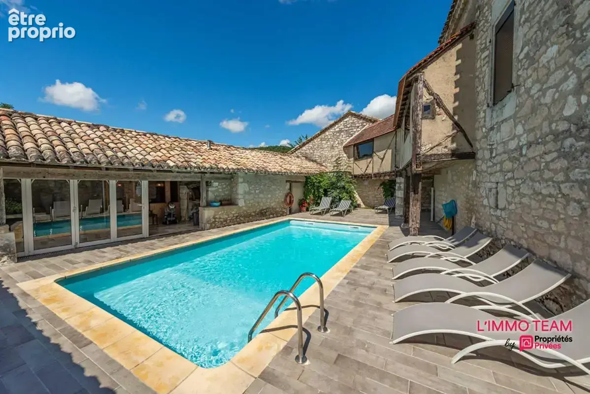 MONTCUQ  Propriété quercynoise 11 pièces sur 5500 m² avec piscine et dépendance - photo 2