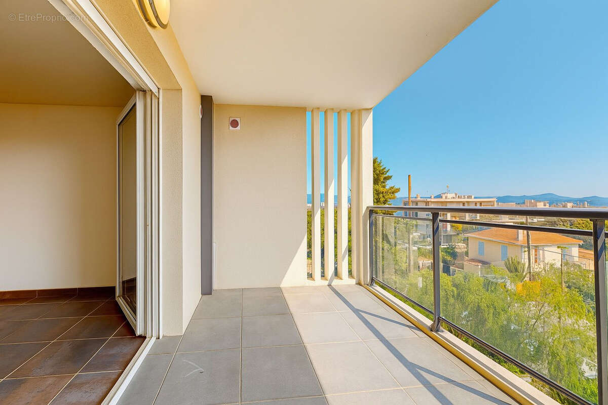 ANTIBES - Résidence récente - Investissement locatif sécurisé - Vue mer - photo 4
