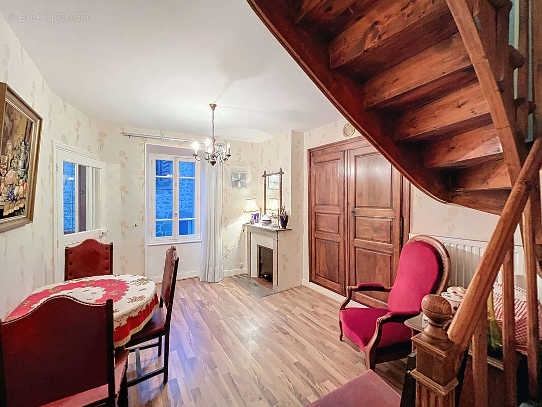 Maison à MONTAIGUT-LE-BLANC