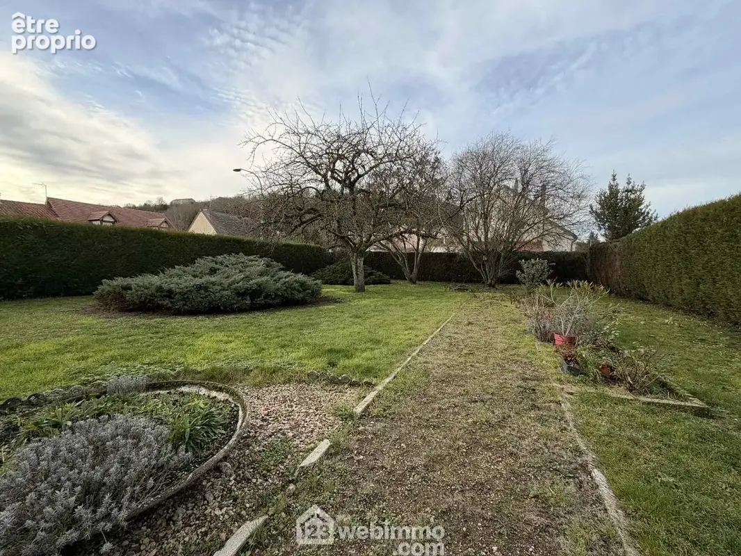 Erigée sur un terrain clos et sans vis-à-vis de 944 m²