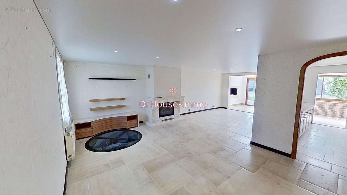 Maison à SAVIGNY-LE-TEMPLE