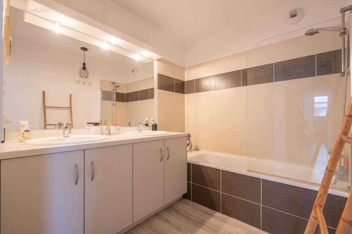 Appartement à AMBES