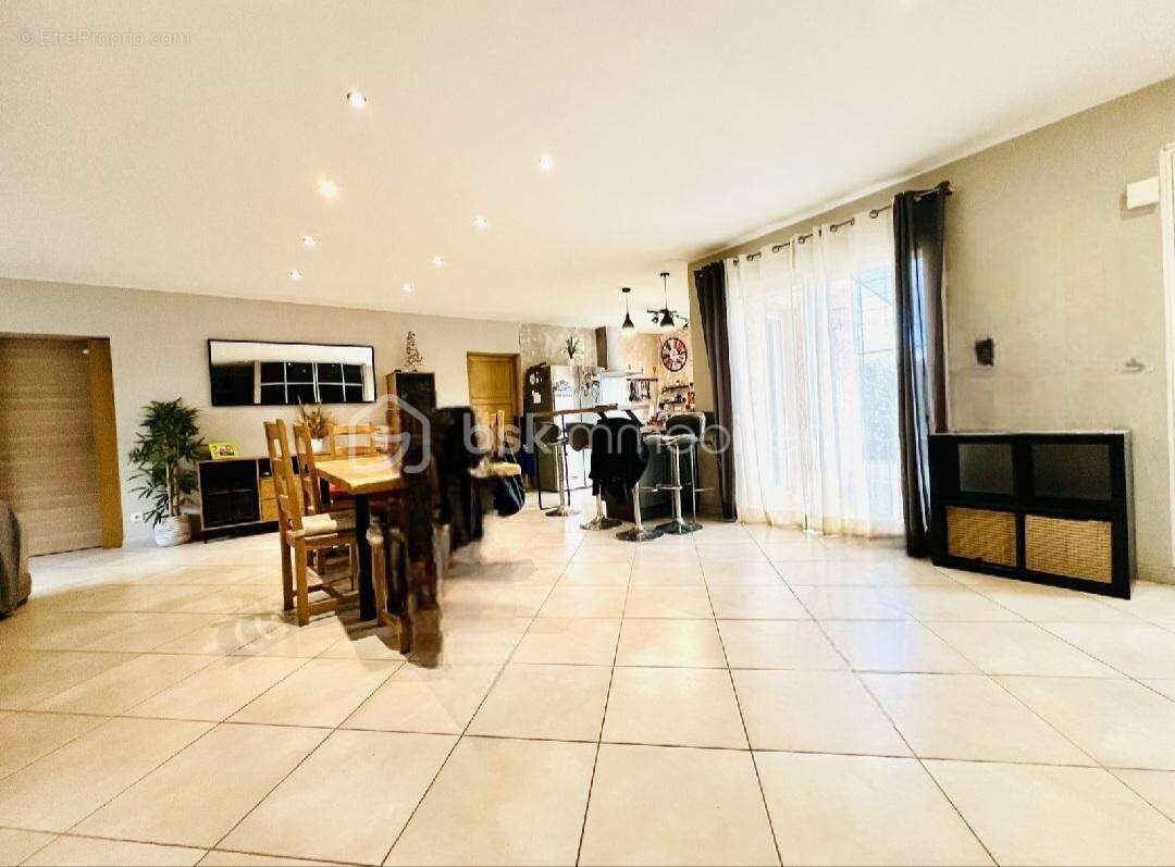 Dans une impasse maison de plain-pied avec 4 chambres et piscine - photo 5