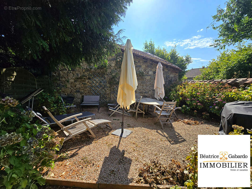 Maison à POULE-LES-ECHARMEAUX