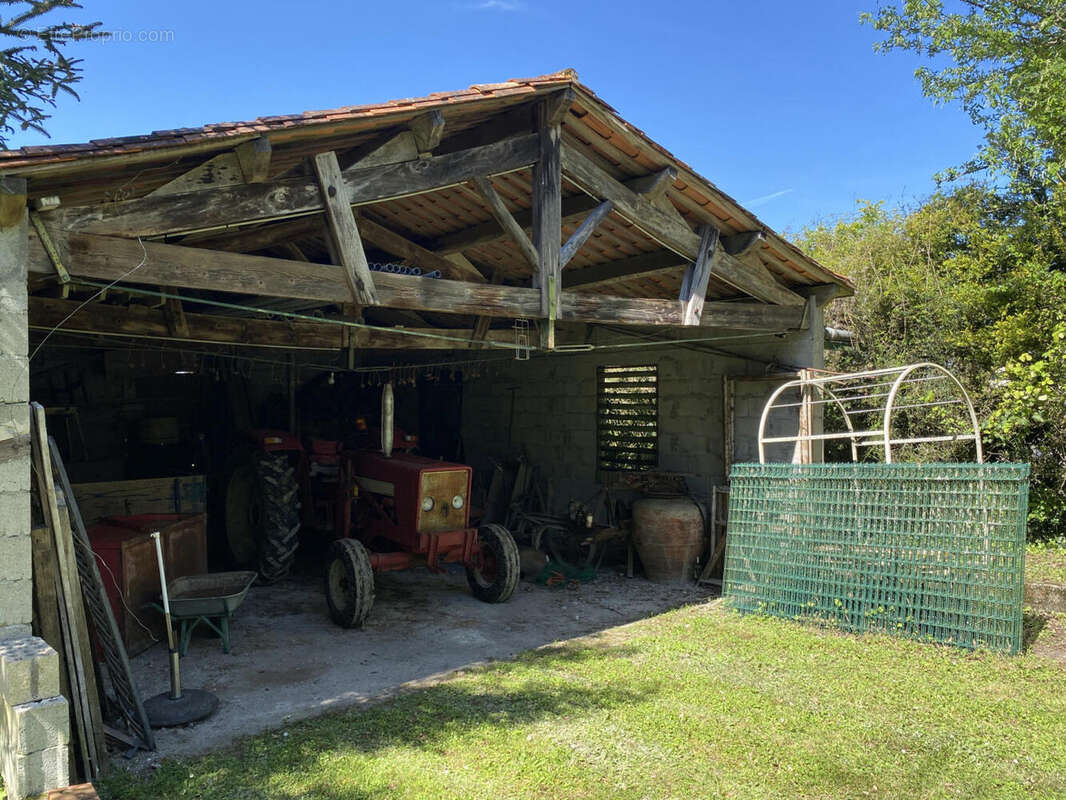 GRANGE - Maison à MONTMOREAU-SAINT-CYBARD