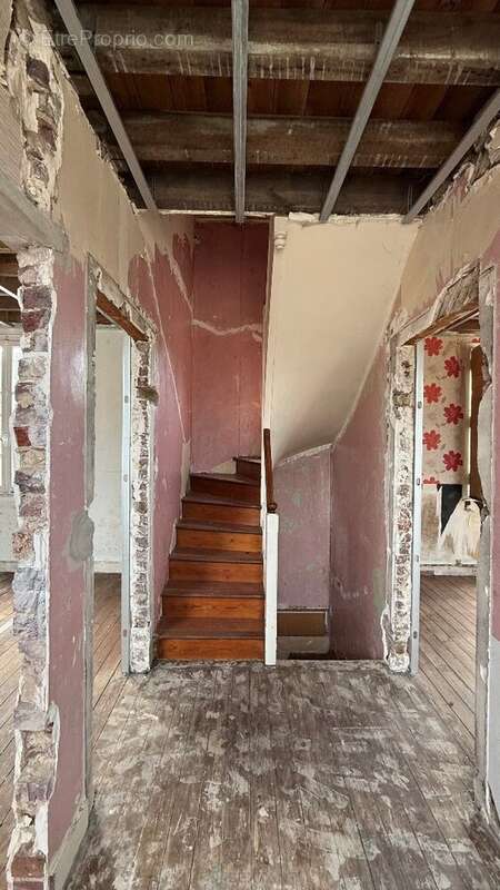 FORT POTENTIEL  Maison en pierre à rénover  110 m²  Terrain 200 m²  Grand-Couronne - photo 3