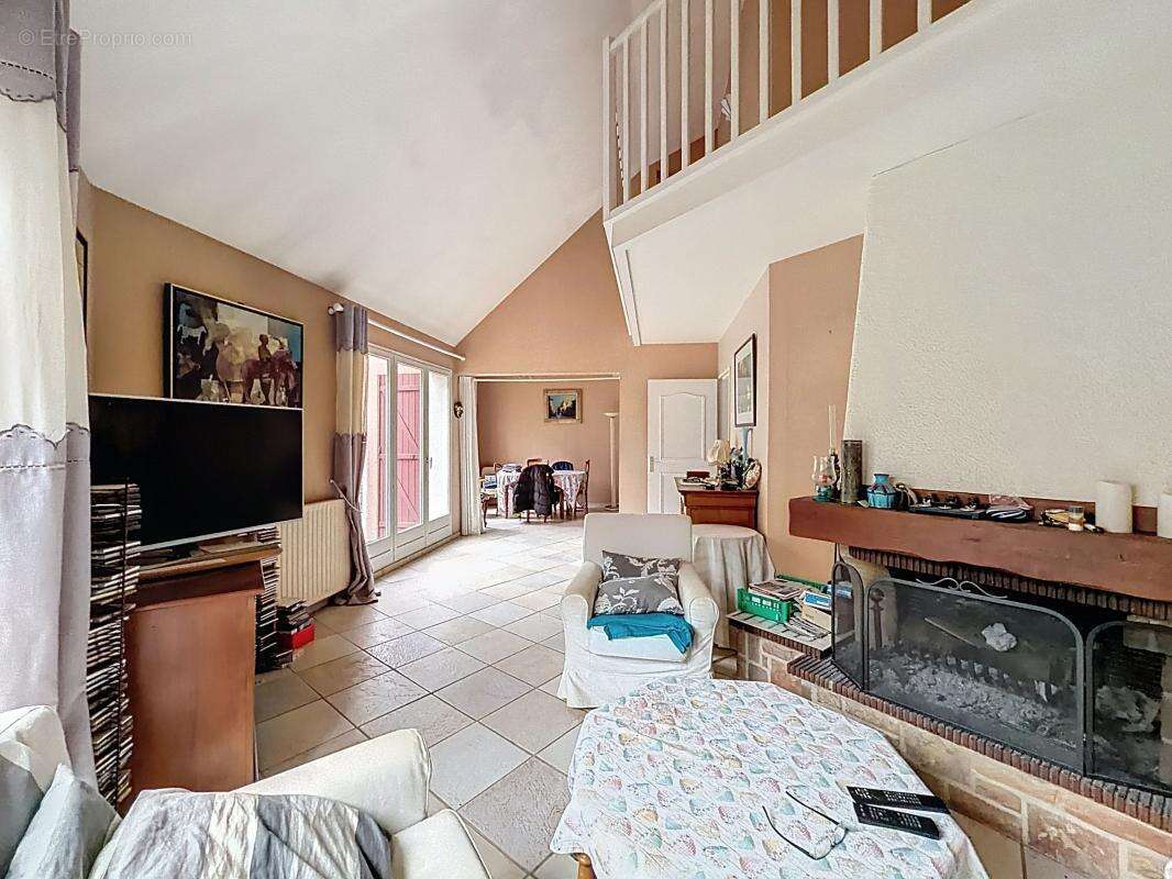 Maison à VOISINS-LE-BRETONNEUX