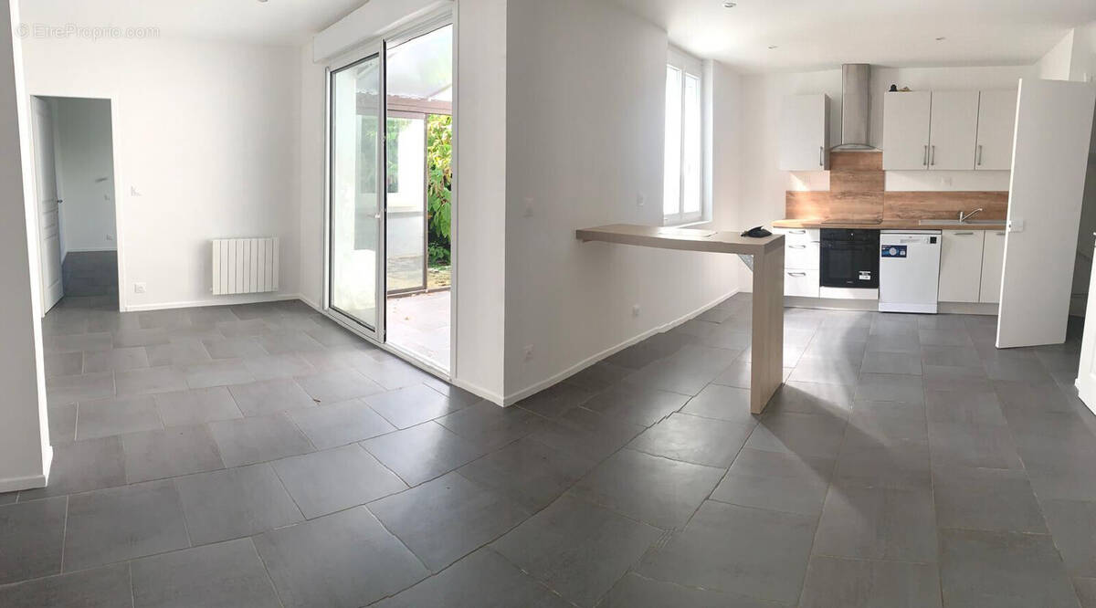 Piéce à vivre sur Cour / RDC - Appartement à ROYAN