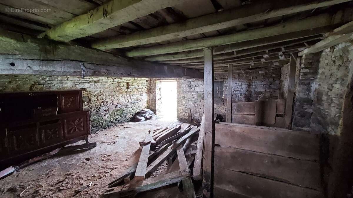 Corps de ferme à rénover 170m² au sol - 2700m² de terrain - La Dominelais - photo 3