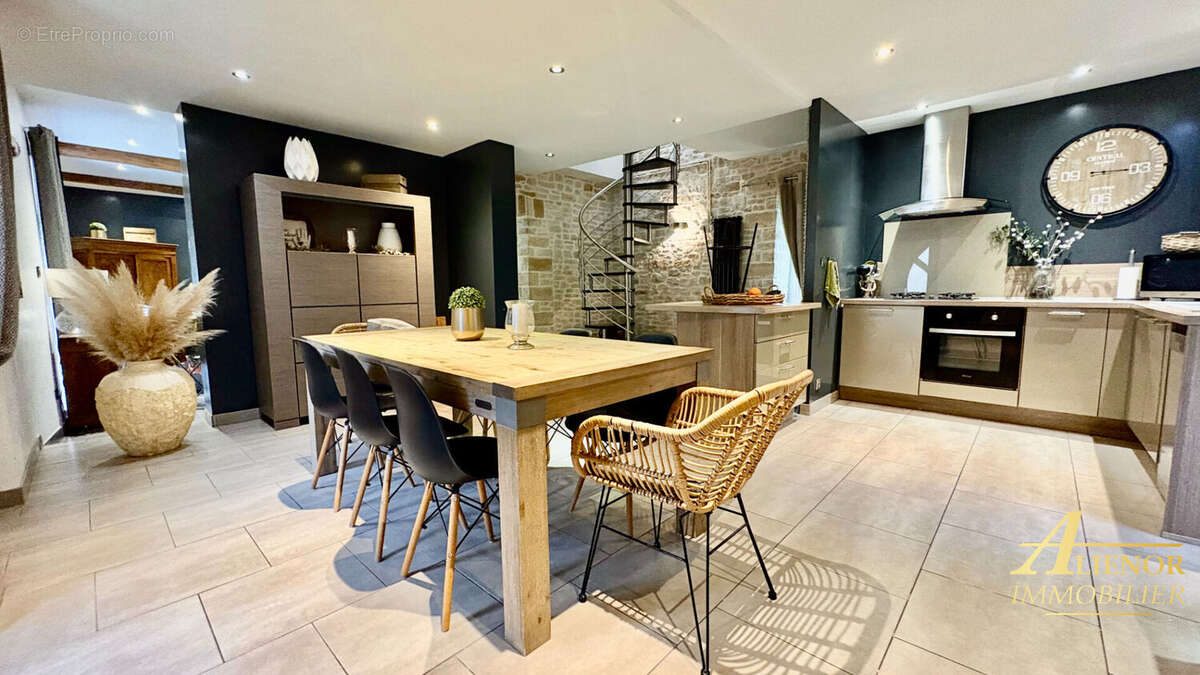 Maison à SAINT-PIERRE-DE-CHIGNAC