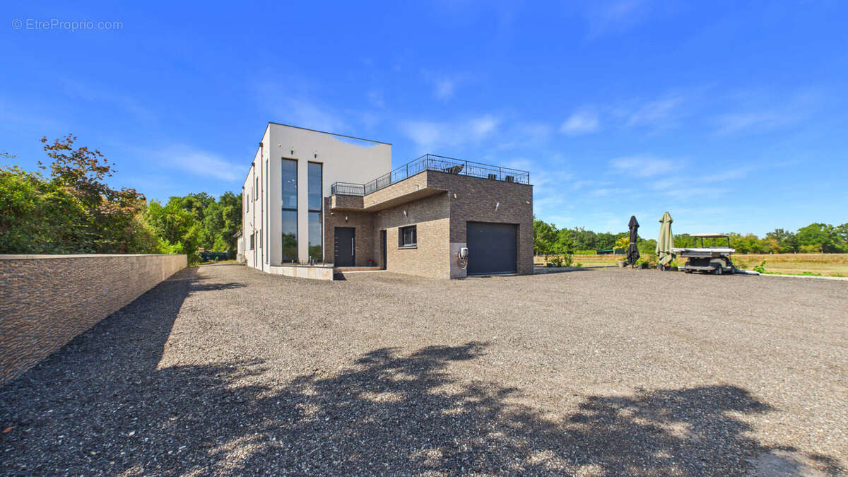DOMAINE D'EXCEPTION de 300 m² habitables  sur 3 hectares niché au calme et sans vis à vis. - photo 2