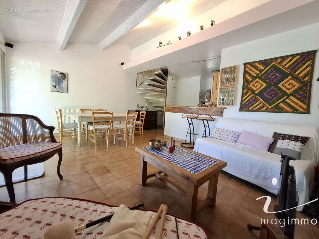 Au calme, découvrez cette villa pleine de charme avec 4 chambres sur une parcelle de plus de 600 m2 dans un éc - photo 5