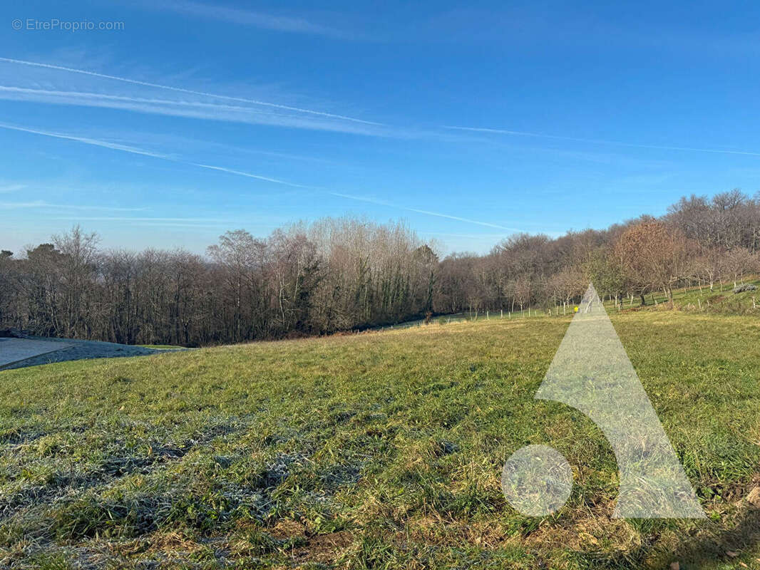 Terrain à MARCILLAC-SAINT-QUENTIN