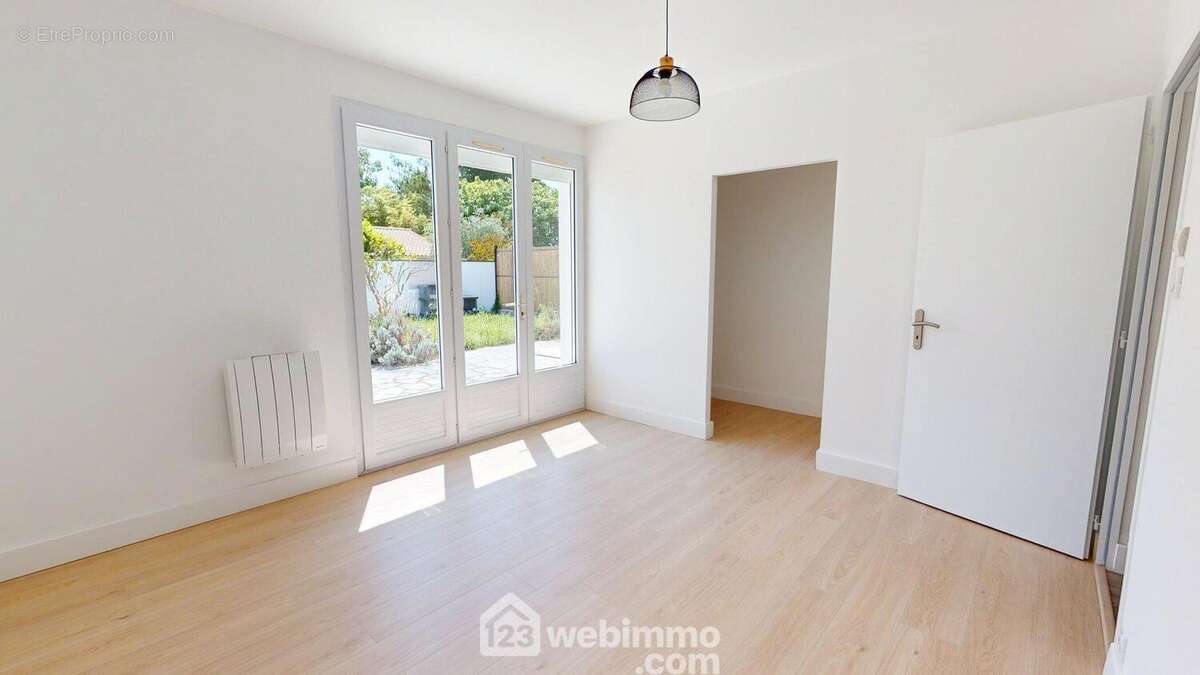 Chambre 1 de 17m2 avec dressing - Maison à JARD-SUR-MER