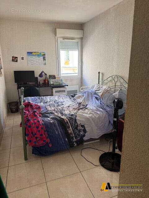 MGI Chambre avec placard - Appartement à BEZIERS