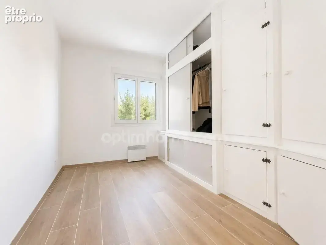 Maison de plain-pied 155 m² avec garage de 92m2, piscine et terrain arboré à MONTAGNAC (34) - photo 6