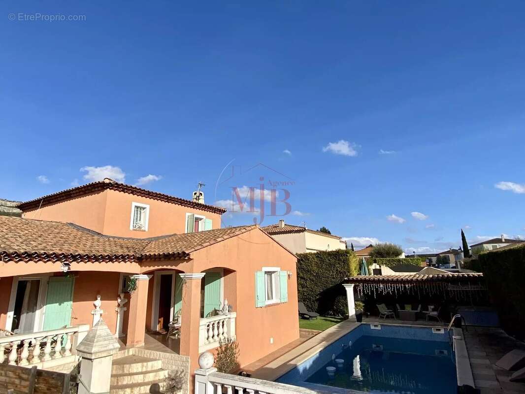 Maison à CHATEAUNEUF-LE-ROUGE