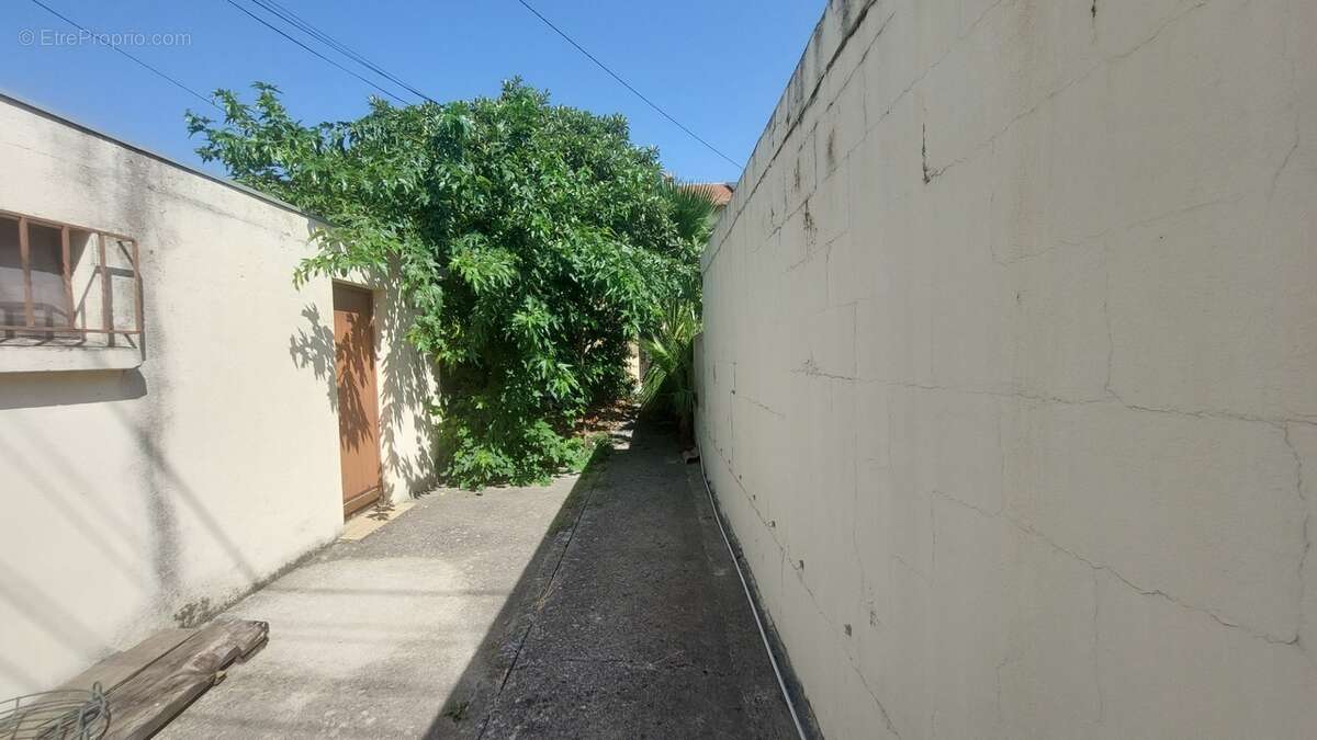 AVIGNON – Quartier Croix Rouge – Maison 5 pièces avec garage et jardin arboré - photo 11