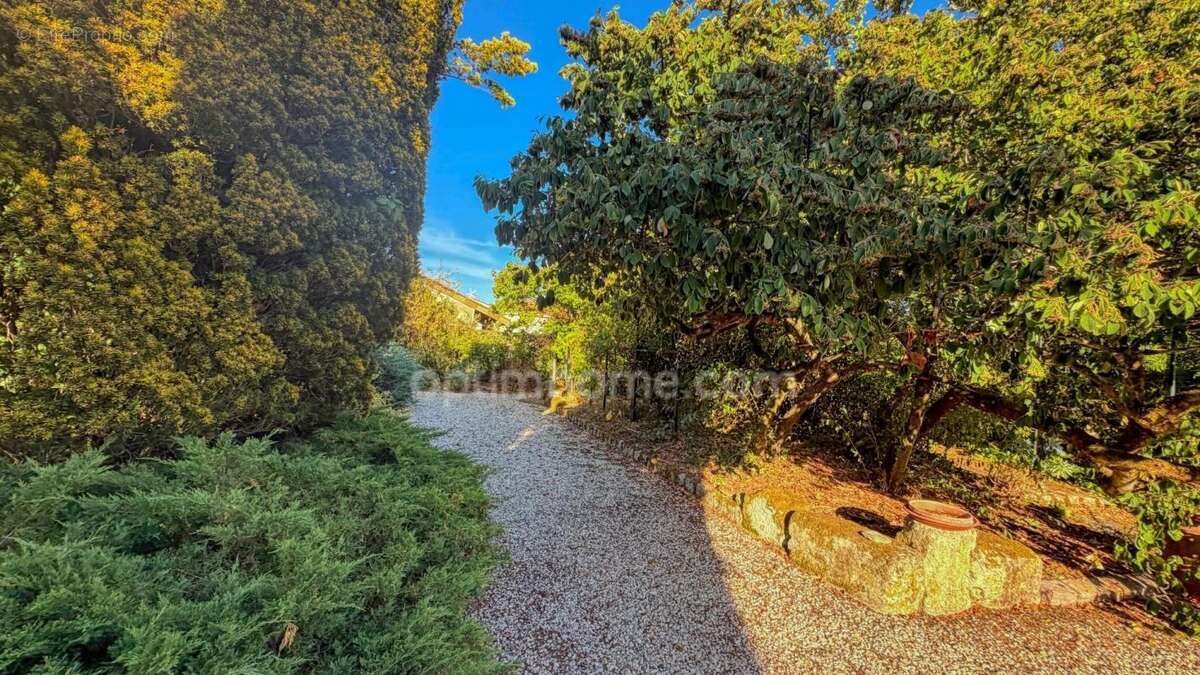 Propriété familiale 5 pièces au cœur d'un véritable parc de 2 158 m² - LA ROCHELLE (17) - photo 11