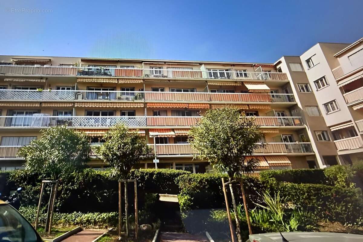 Appartement à SAINT-LAURENT-DU-VAR