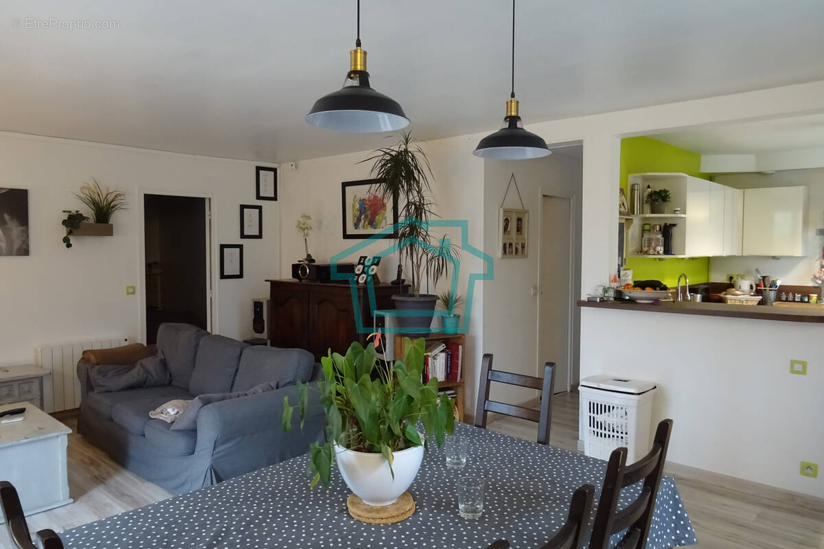 Appartement à TACOIGNIERES