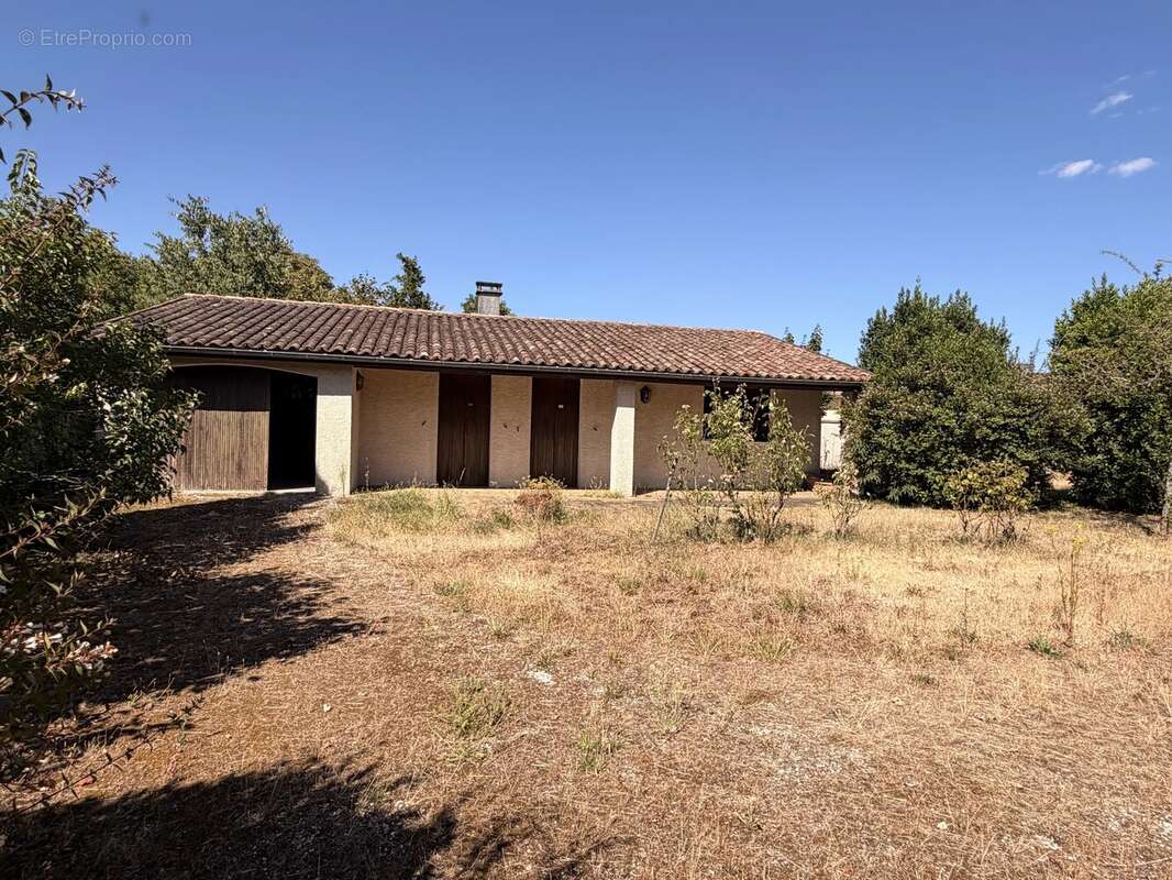 Maison de plain-pied avec garage et potentiel d'agrandissement au cœur de Ruffec - photo 7