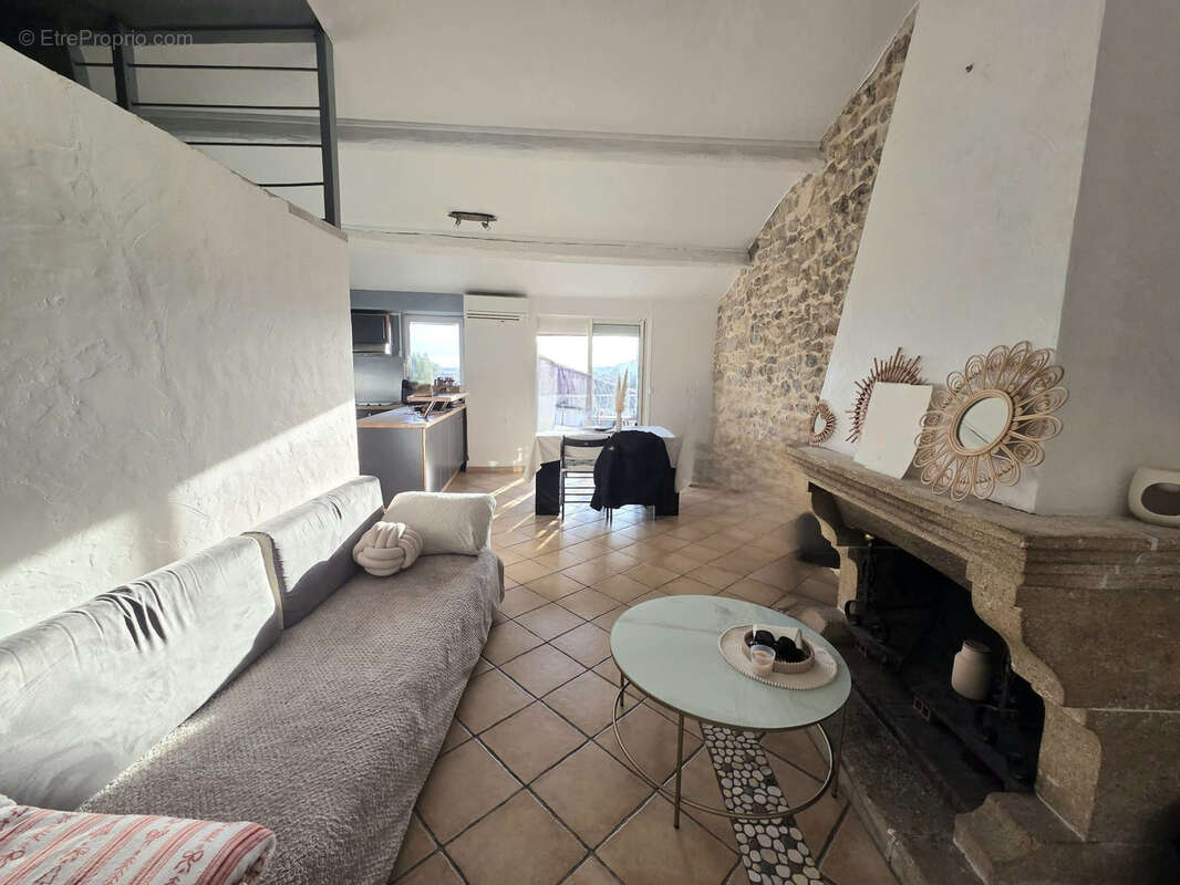 Appartement à VIC-LA-GARDIOLE