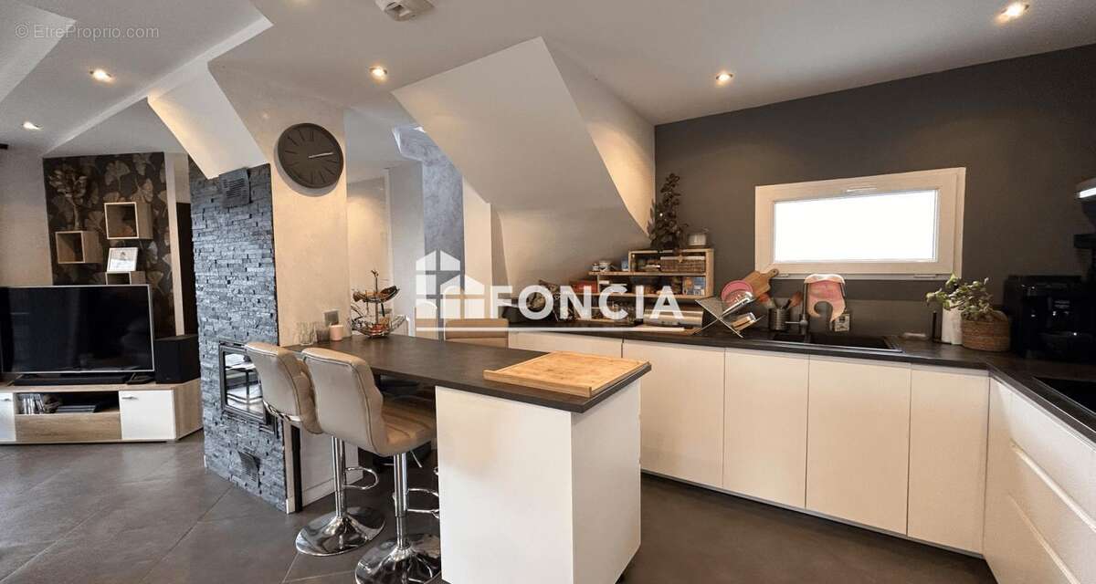 Maison contemporaine T5 de 2016 – 3 niveaux – Pompe à chaleur – Garage – Terrain de 733 m² - photo 8