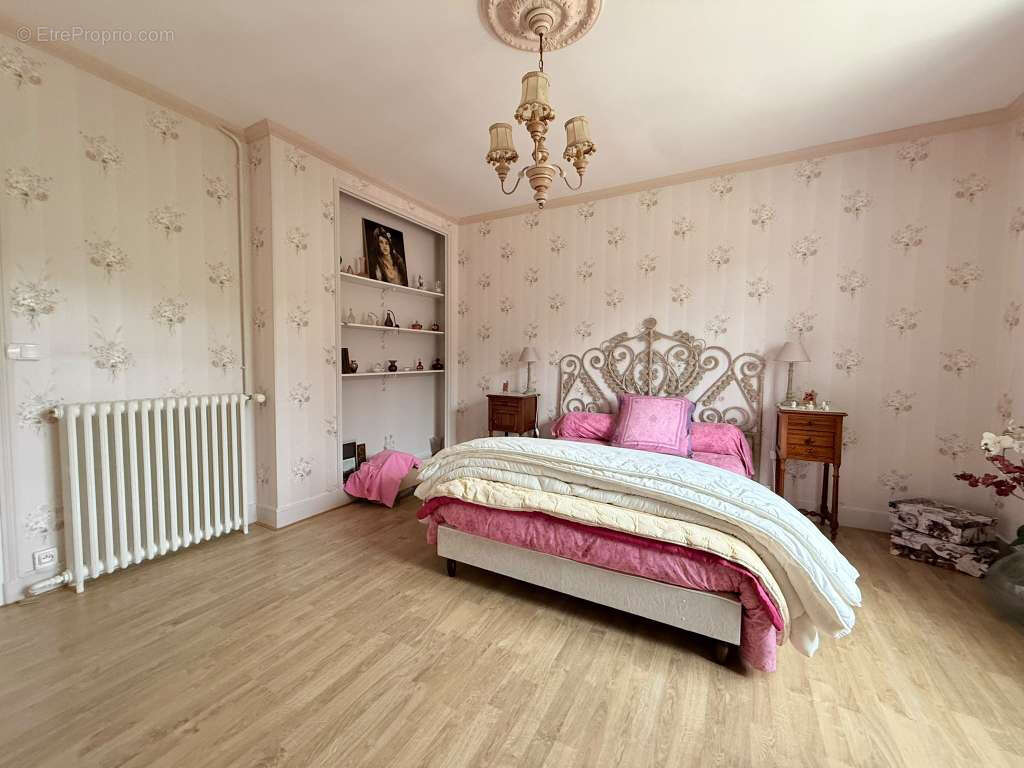 Authentique maison en pierre avec 4 chambres, dépendances et terrain de 2 207 m2 - photo 5