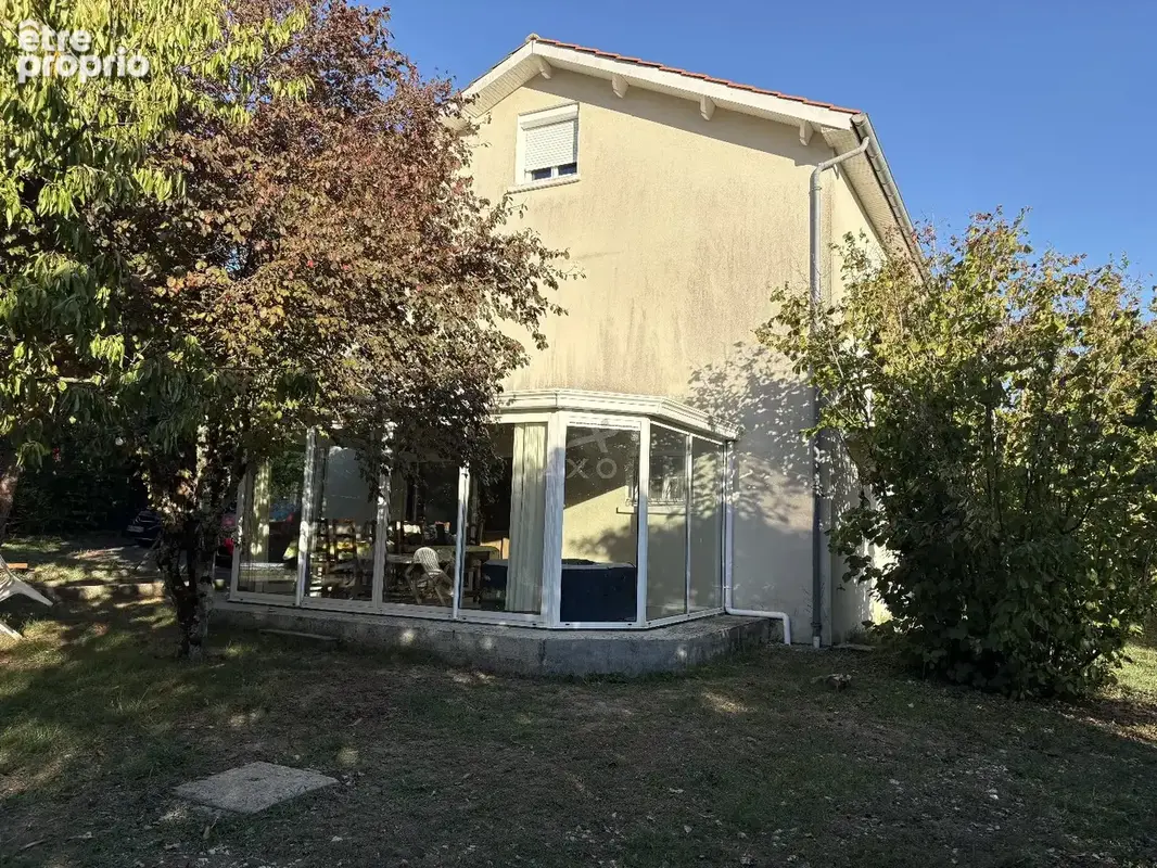 FLEAC.Belle maison familiale contemporaine de 8 pièces implantée sur un terrain de 1452 m² environ clos et arboré. - photo 1
