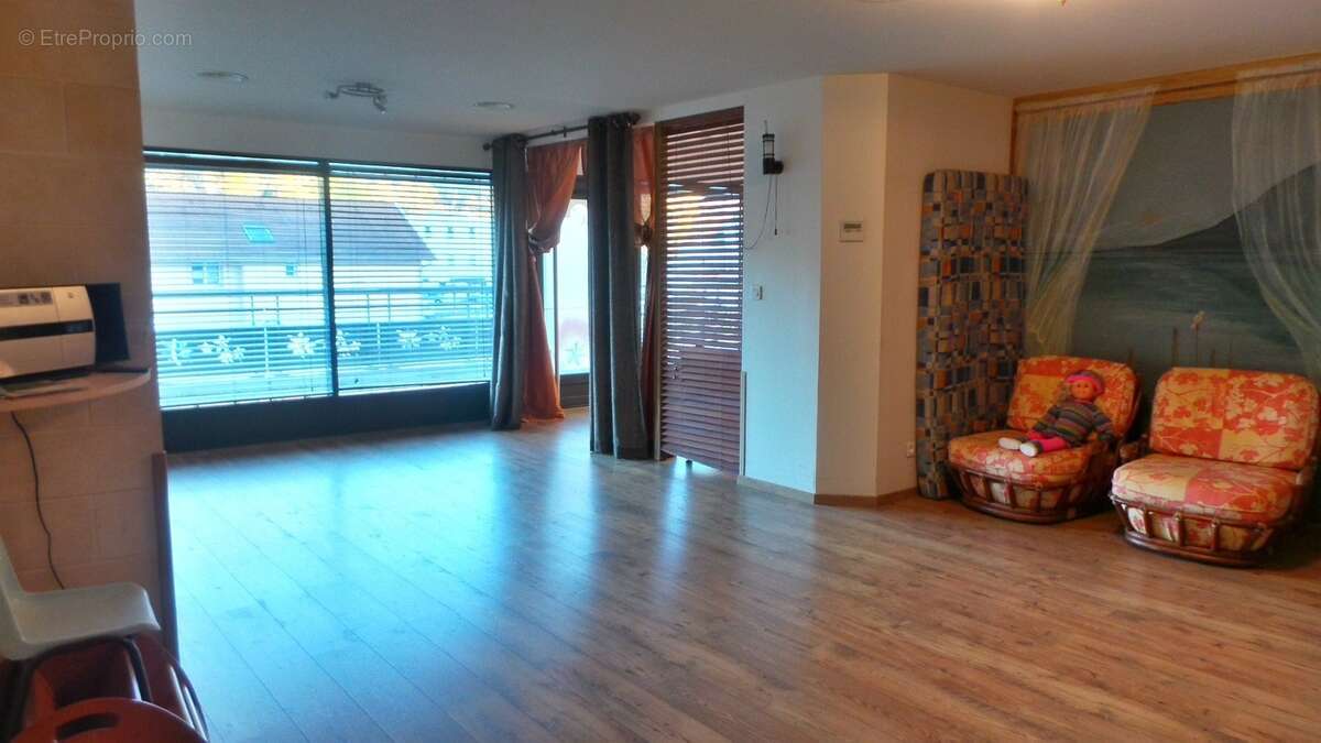 Grande pièce d&#039;activitées - Commerce à GRESY-SUR-AIX