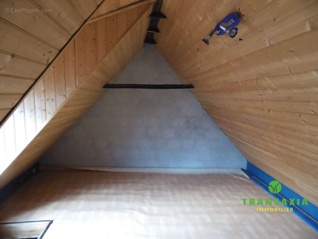 Chambre 2 maison B sous toit 2eme étage - Maison à BUZAN