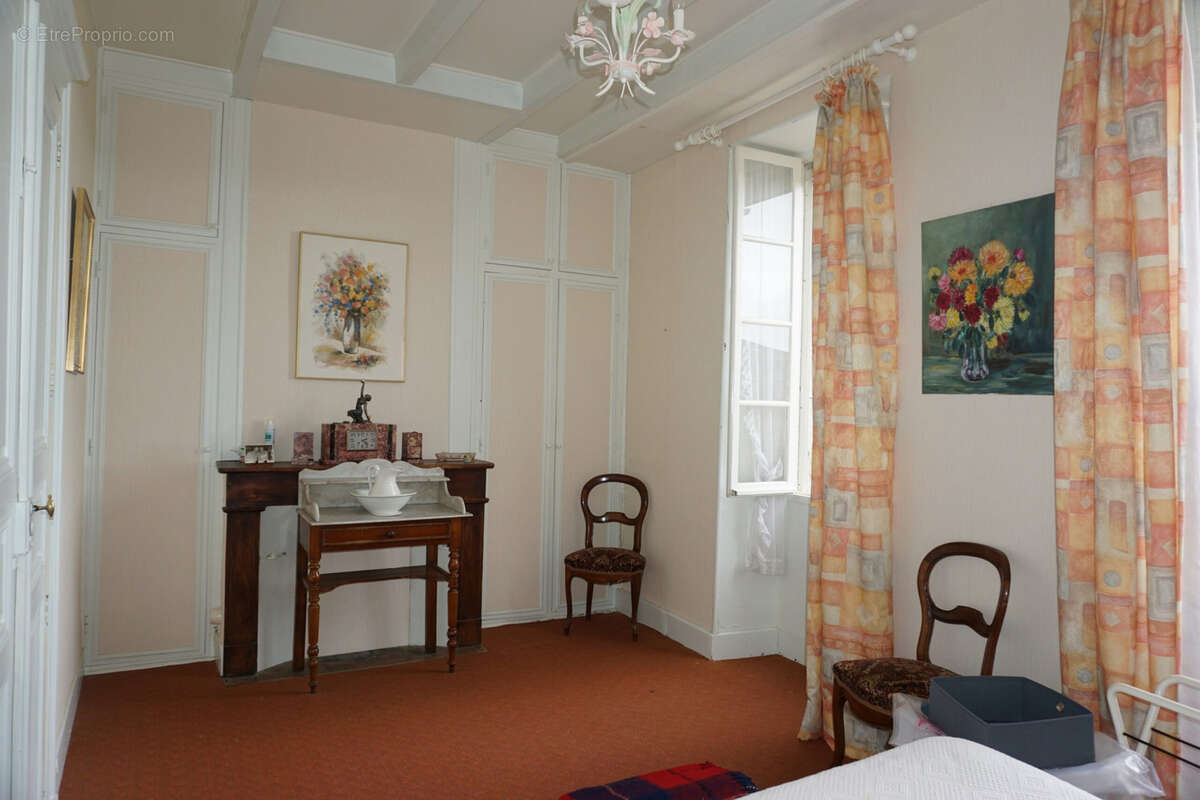 Maison à CASTELNAU-MONTRATIER