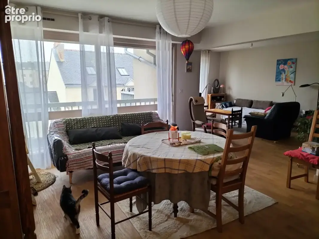 LAVAL, hyper centre, rive gauche, un appartement avec stationnement - photo 2