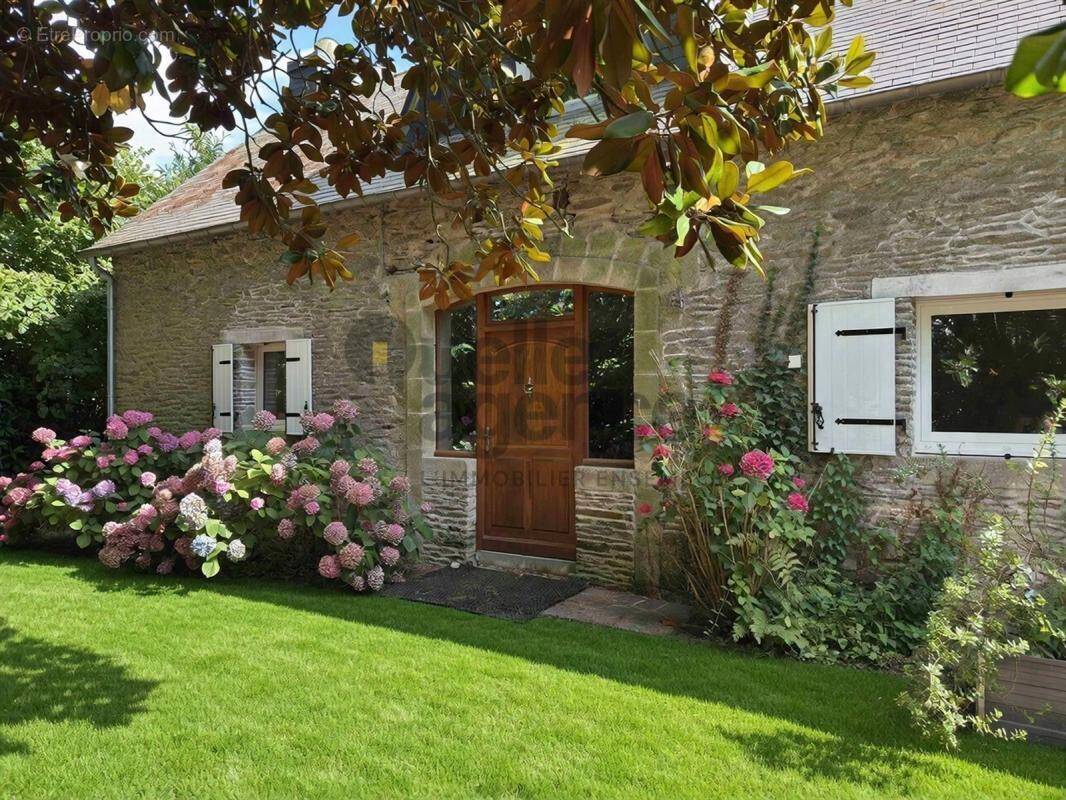 Maison à CHATEAUNEUF-DU-FAOU