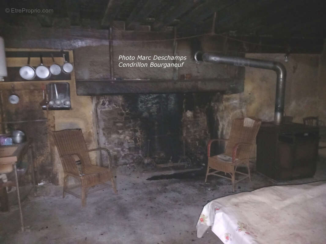 Pour les amateurs d'histoire :  maison datée 1694 et grange, à rénover complètement, gros potentiel, avec 5561 - photo 4
