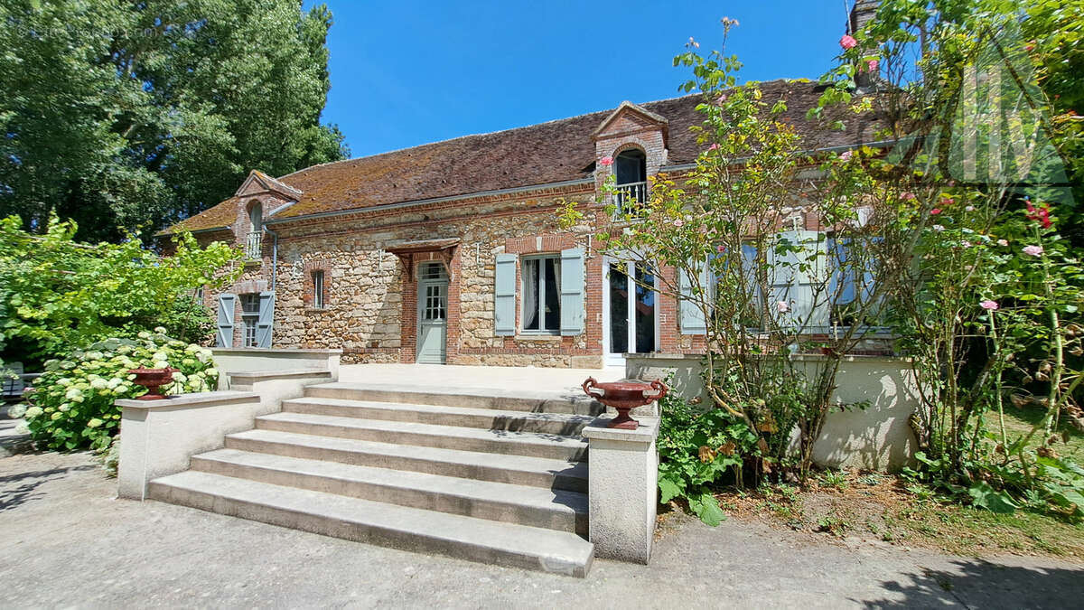 Entre BRAY et NOGENT - Domaine de charme avec grande habitation, dépendances, piscine et parc arboré - photo 2