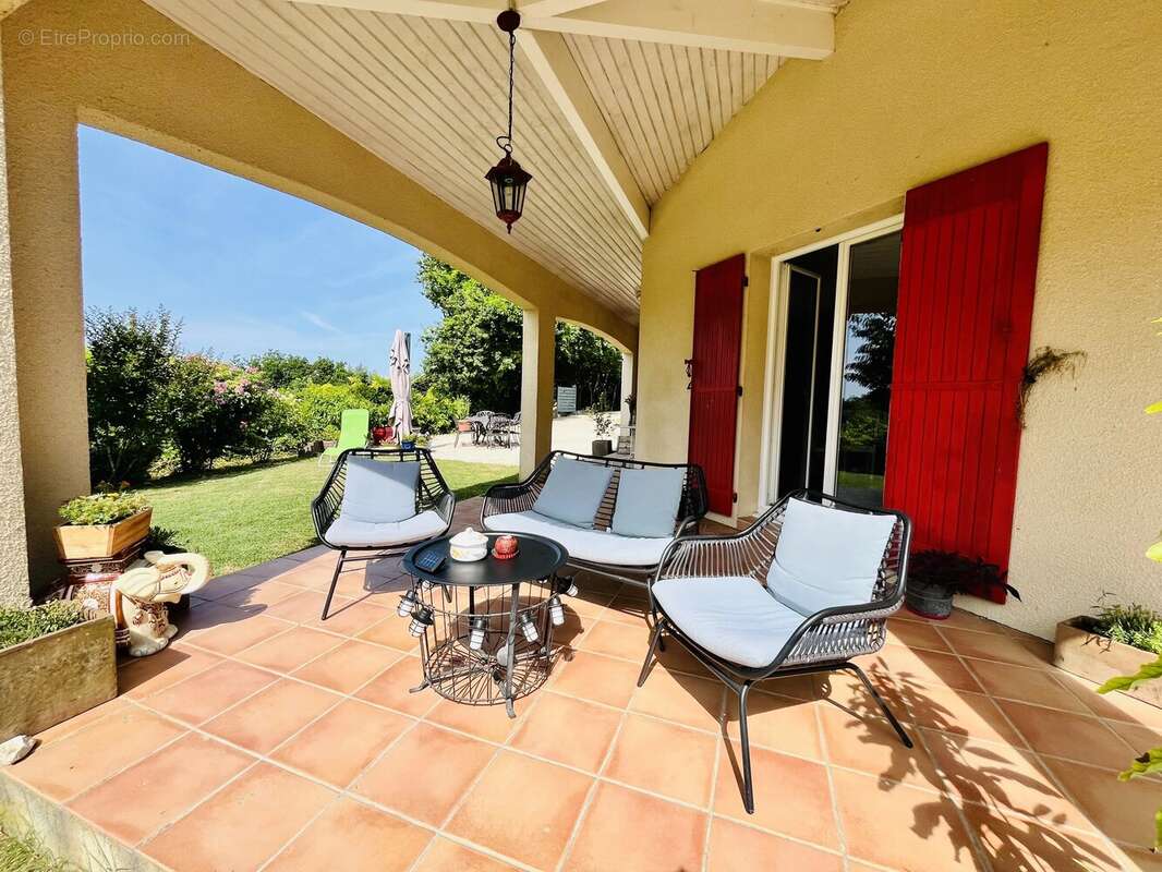 Maison de plain-pied avec quatre chambres, beau jardin et terrasse couverte - photo 16