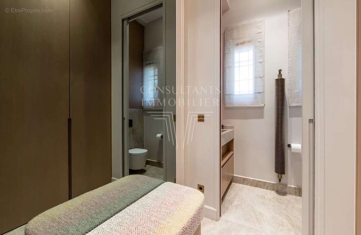 Appartement à PARIS-16E