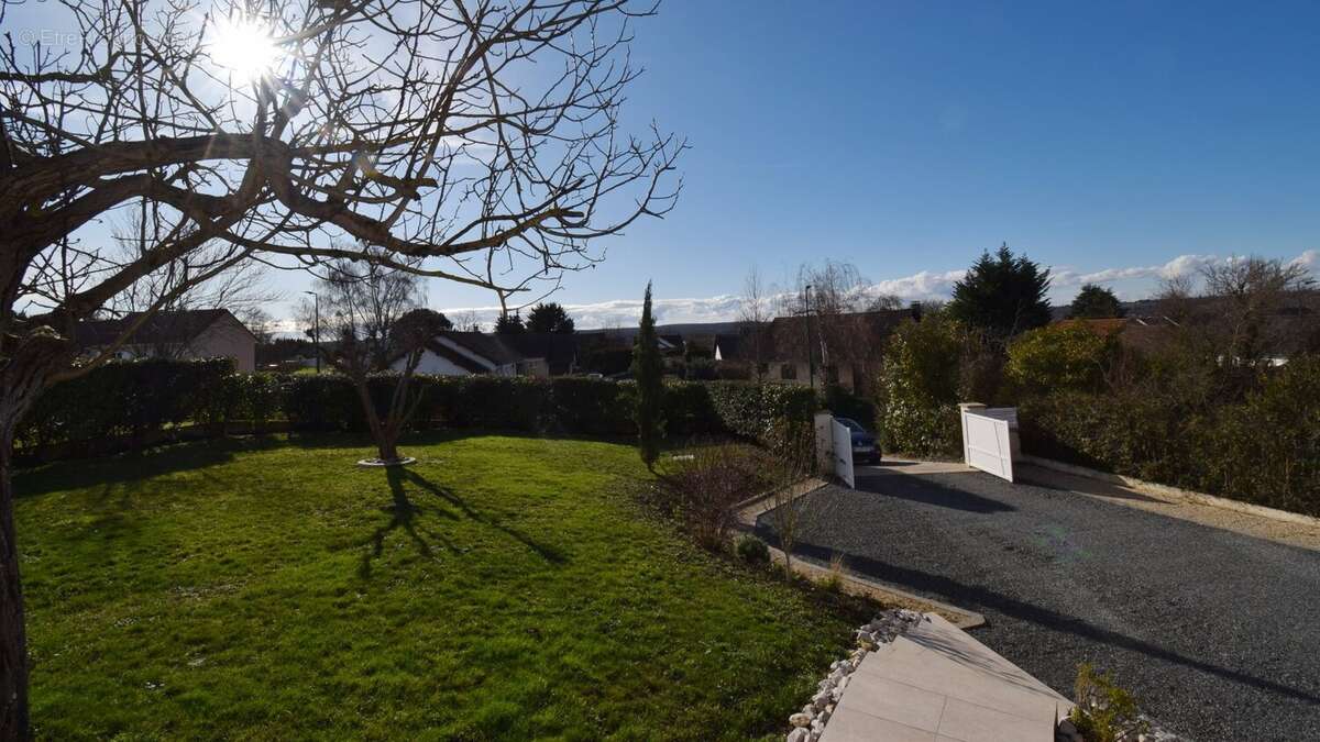 Maison à CREUZIER-LE-VIEUX