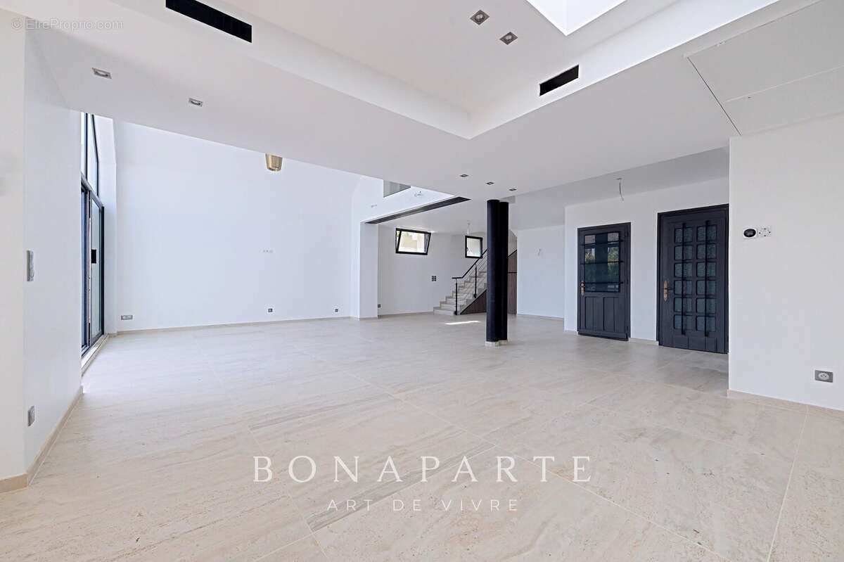 ANTONY centre – Maison récente de 230 m² avec ascenseur, piscine 8x4 et dépendances sur terrain de 1 150 m² - photo 7