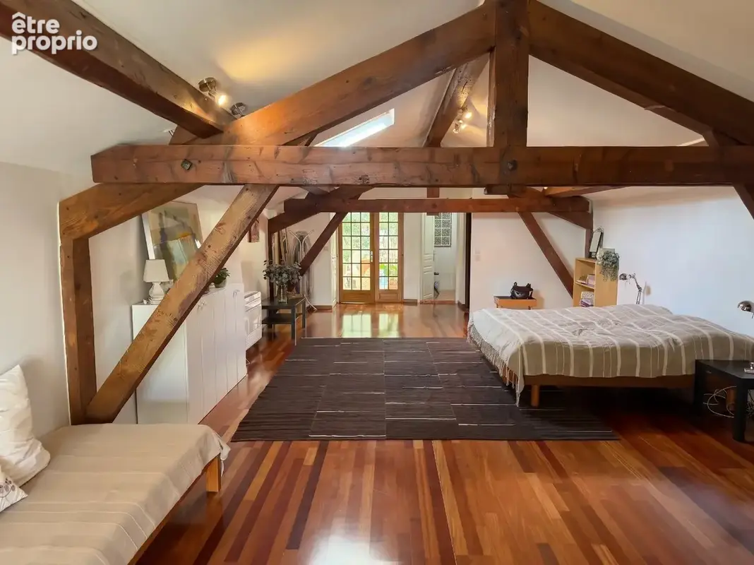 Cur de ville  Duplex de caractère avec terrasse et garage. - photo 7