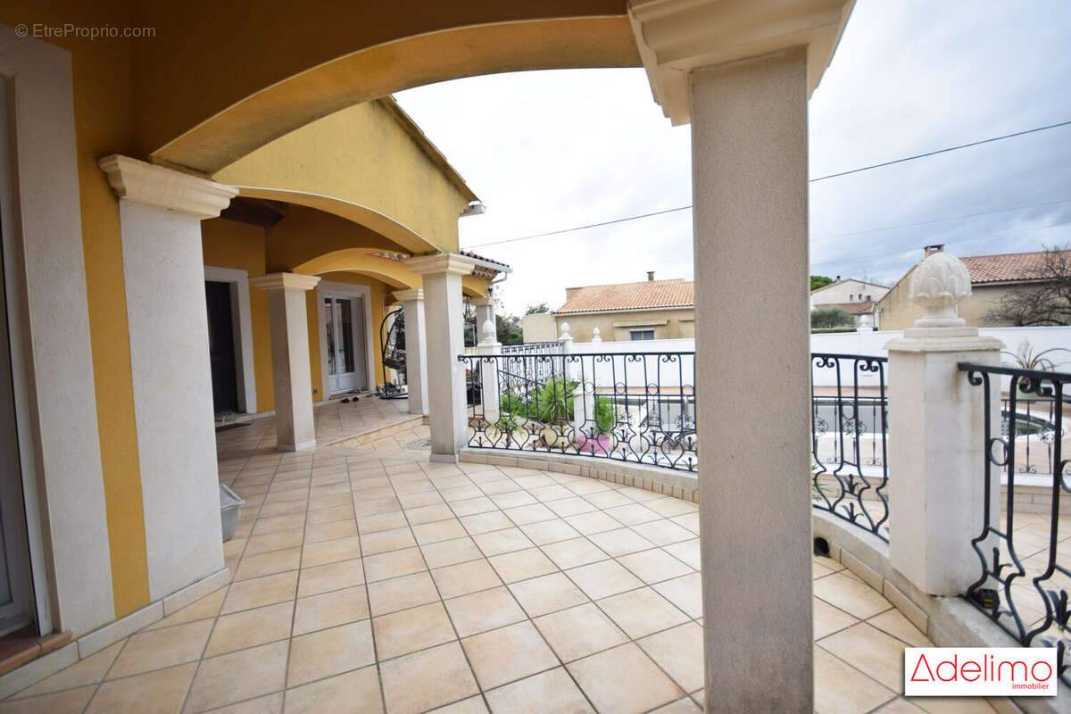 Terrasse coté salon 