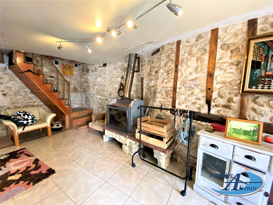 Maison à SAINT-PARDOUX-LA-RIVIERE