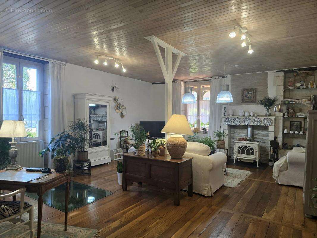 Maison à VILLETOUREIX