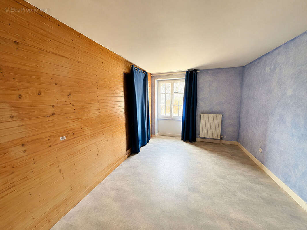 Ferme en pierre rénovée avec 3 chambres, possibilité 4ème chambre, terrain arboré et rénovation énergétique à 20 min de Roanne. - photo 10