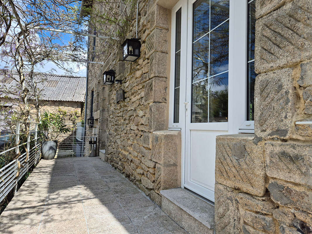 CORREZE. MADRANGES. Magnifique maison de 6 chambres avec SPA, ascenseur interne, grange, cour et jardin. - photo 3