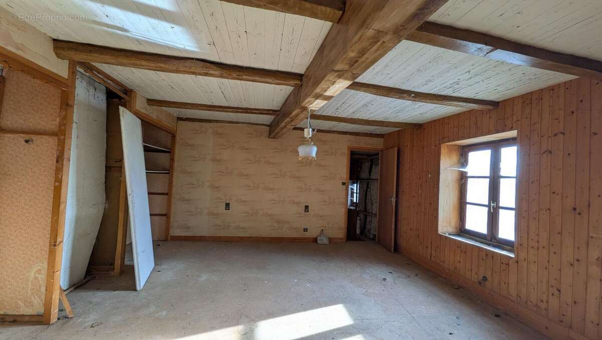 Maison à SAINT-VICTOR-DE-MORESTEL